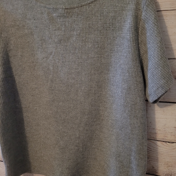 💥NWT Grey Vneck Waffle Top✨️ - Picture 11 of 11